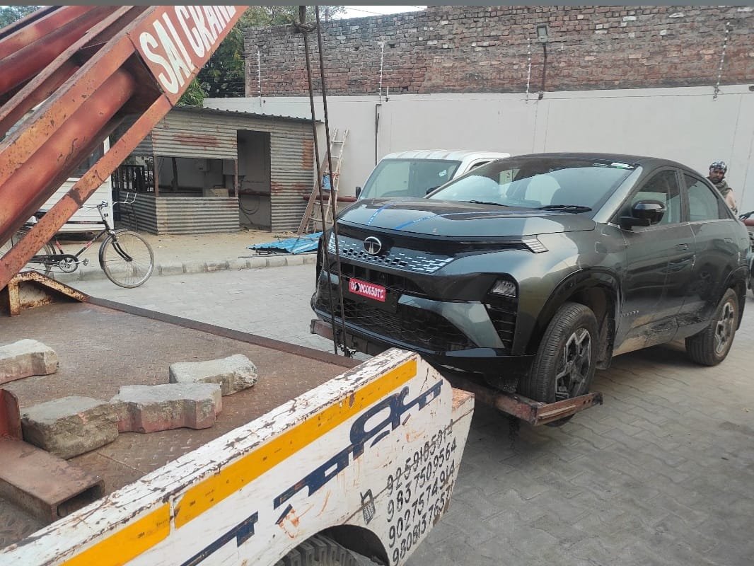 Sai Crane Service tow truck with vehicle in Agra