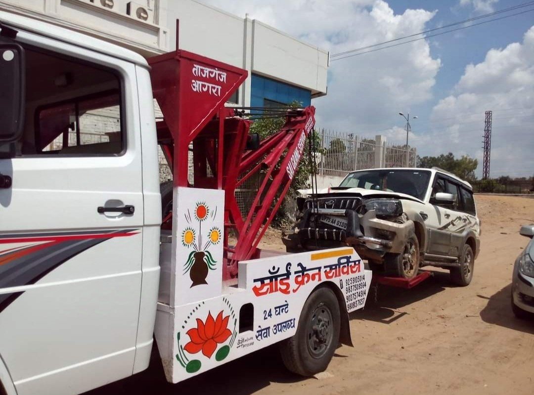 Sai Crane Service towing a car in Agra